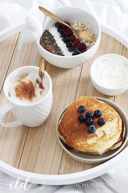 Müslibowl,-Kaffee-udn-Pancakes-zum-Frühstück