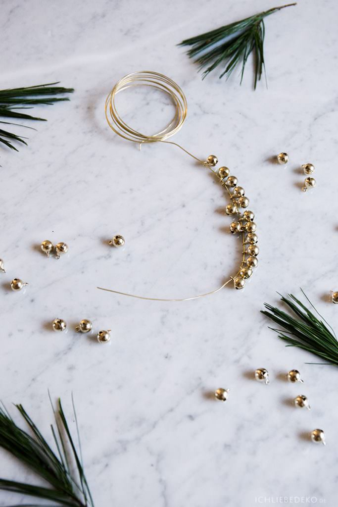Selbstgemachter Baumschmuck mit Glöckchen